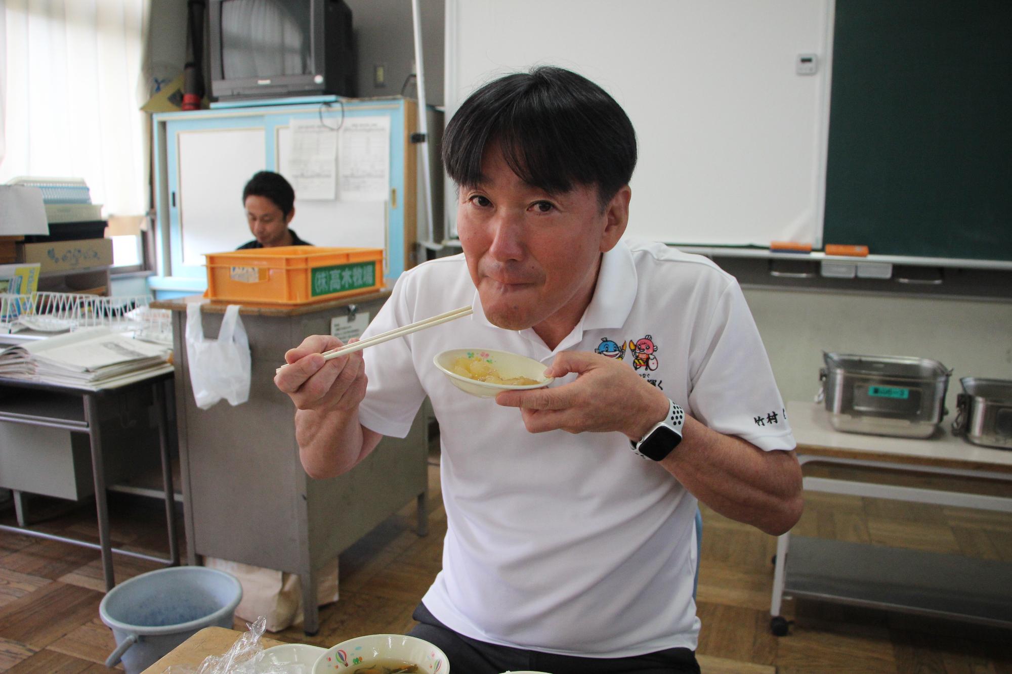 給食を味わう市長