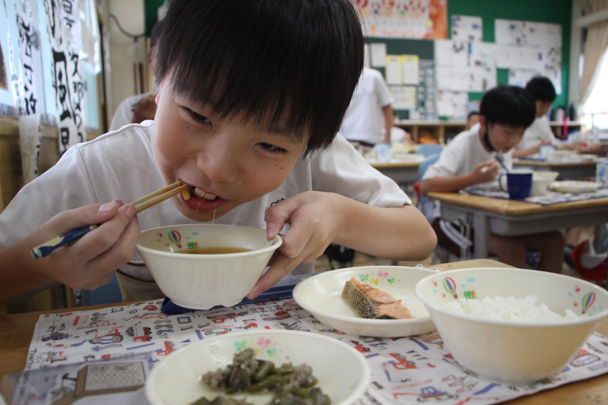 味噌汁を食べるようす