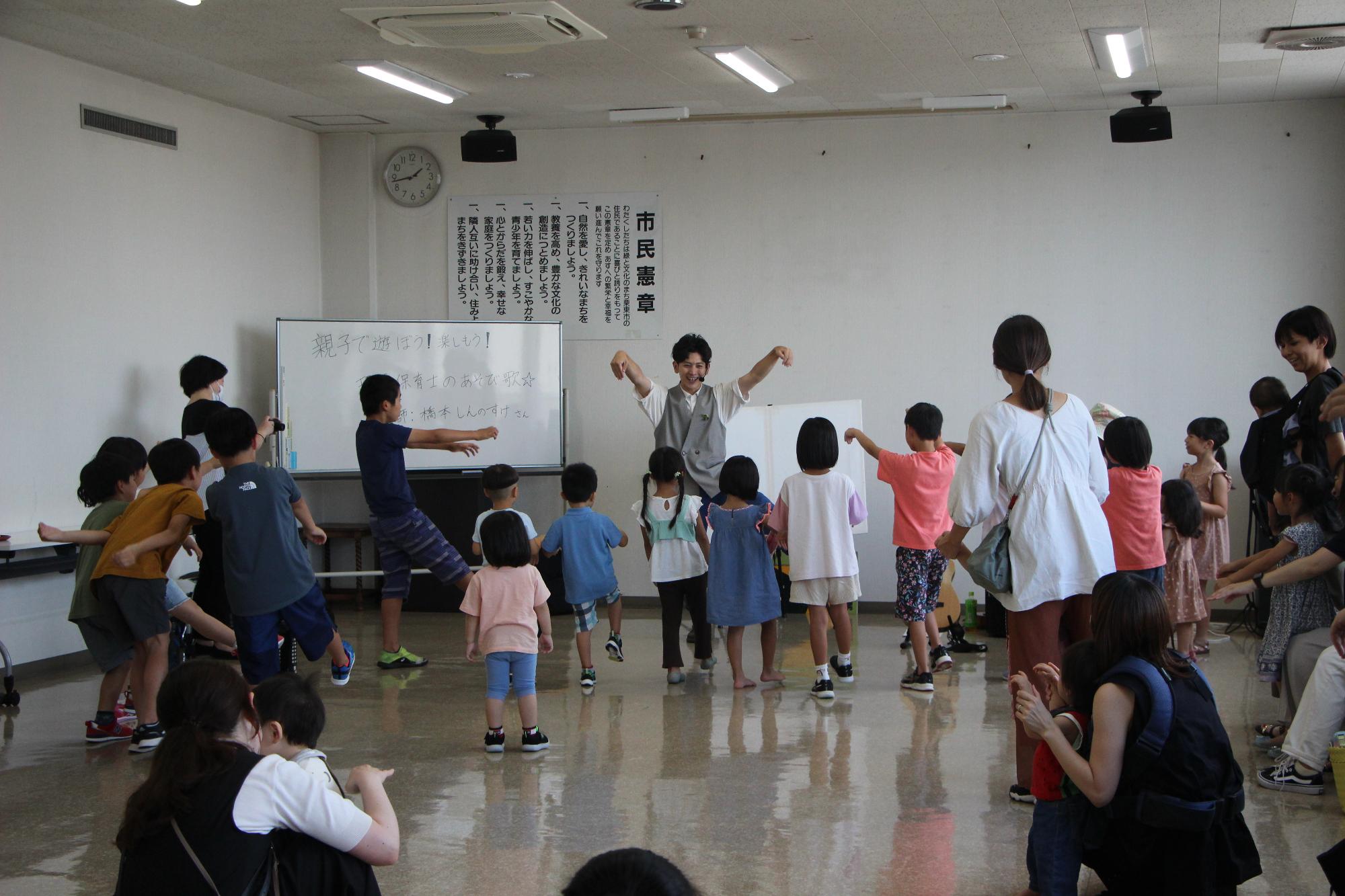 子どもたちと一緒におどる橋本さん