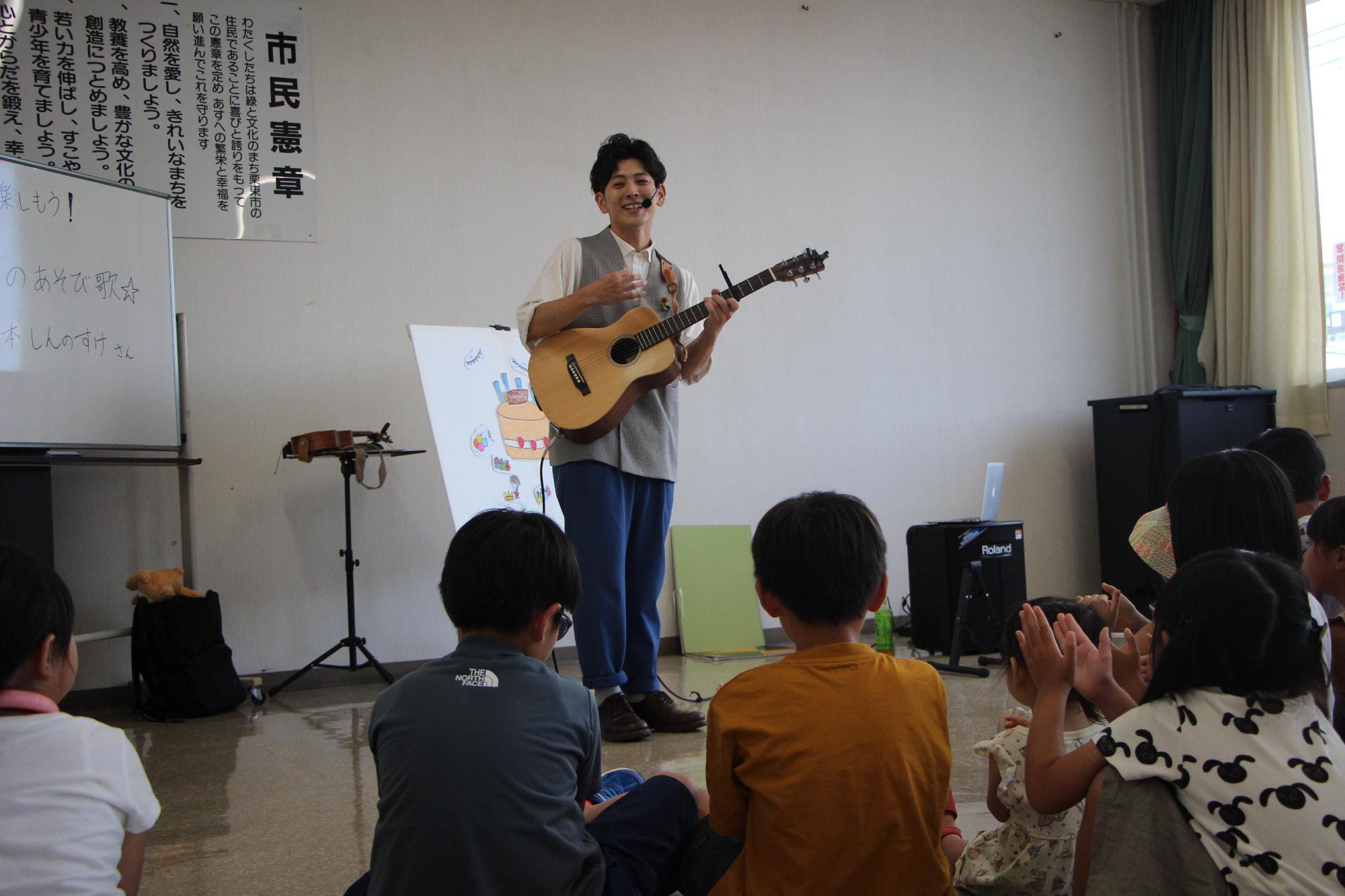 子どもたちに優しく語りかける橋本さんのようす