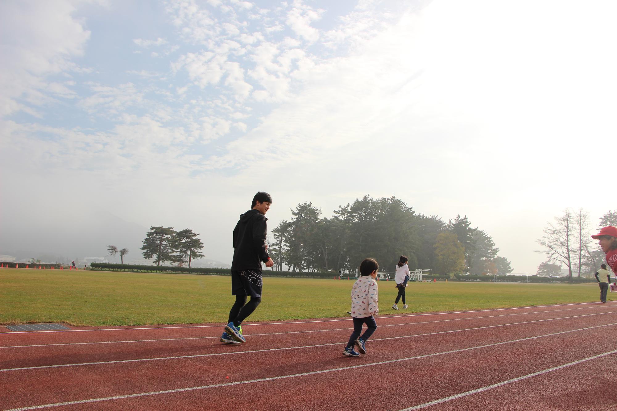 子どもを見守る親