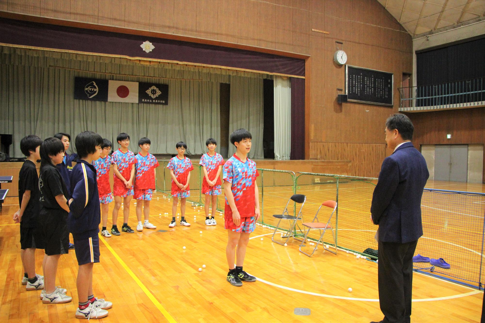 栗東市教育長から栗東中学校男子卓球部へ激励の言葉を贈る様子