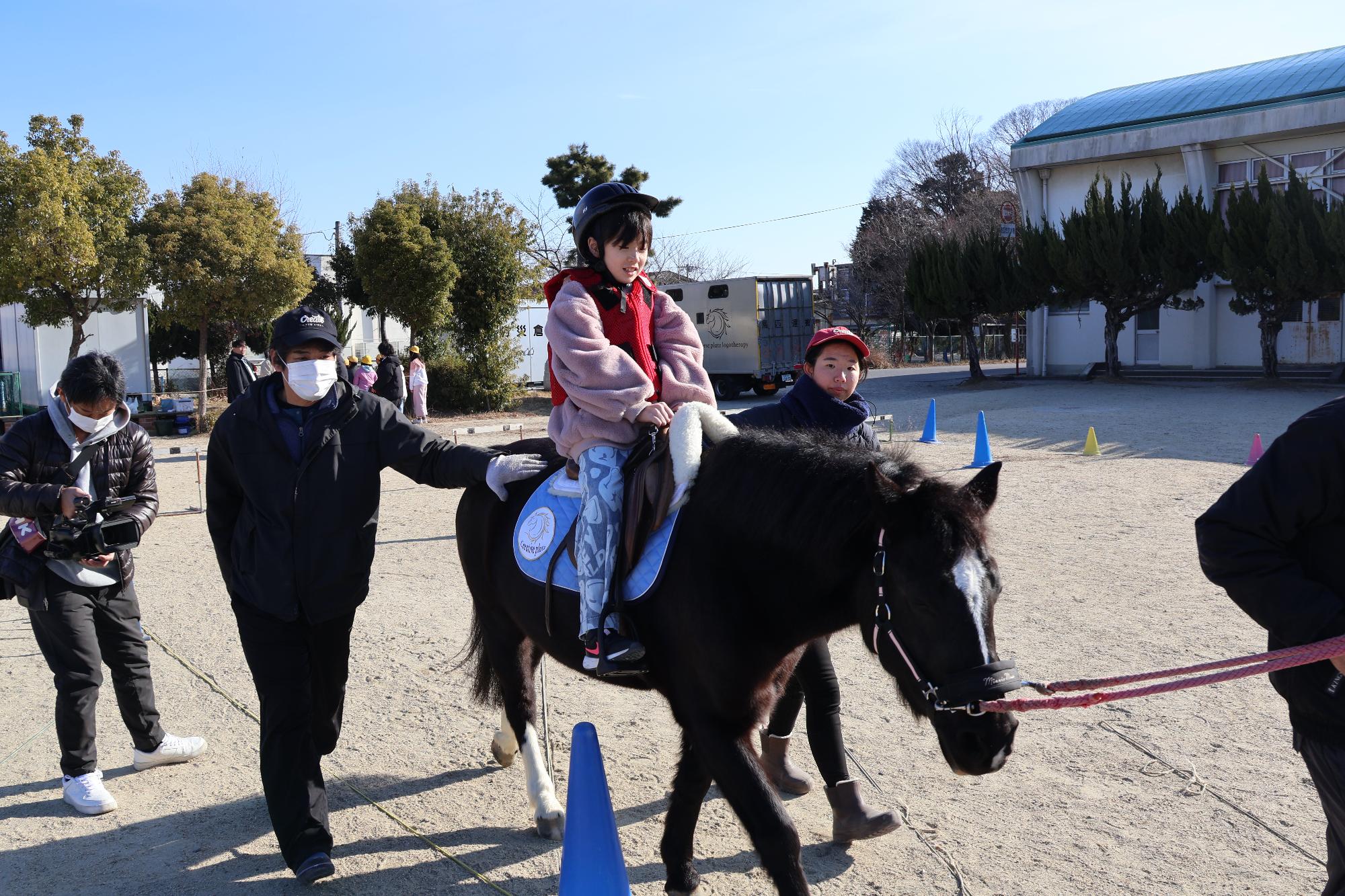 児童が乗馬体験をする様子