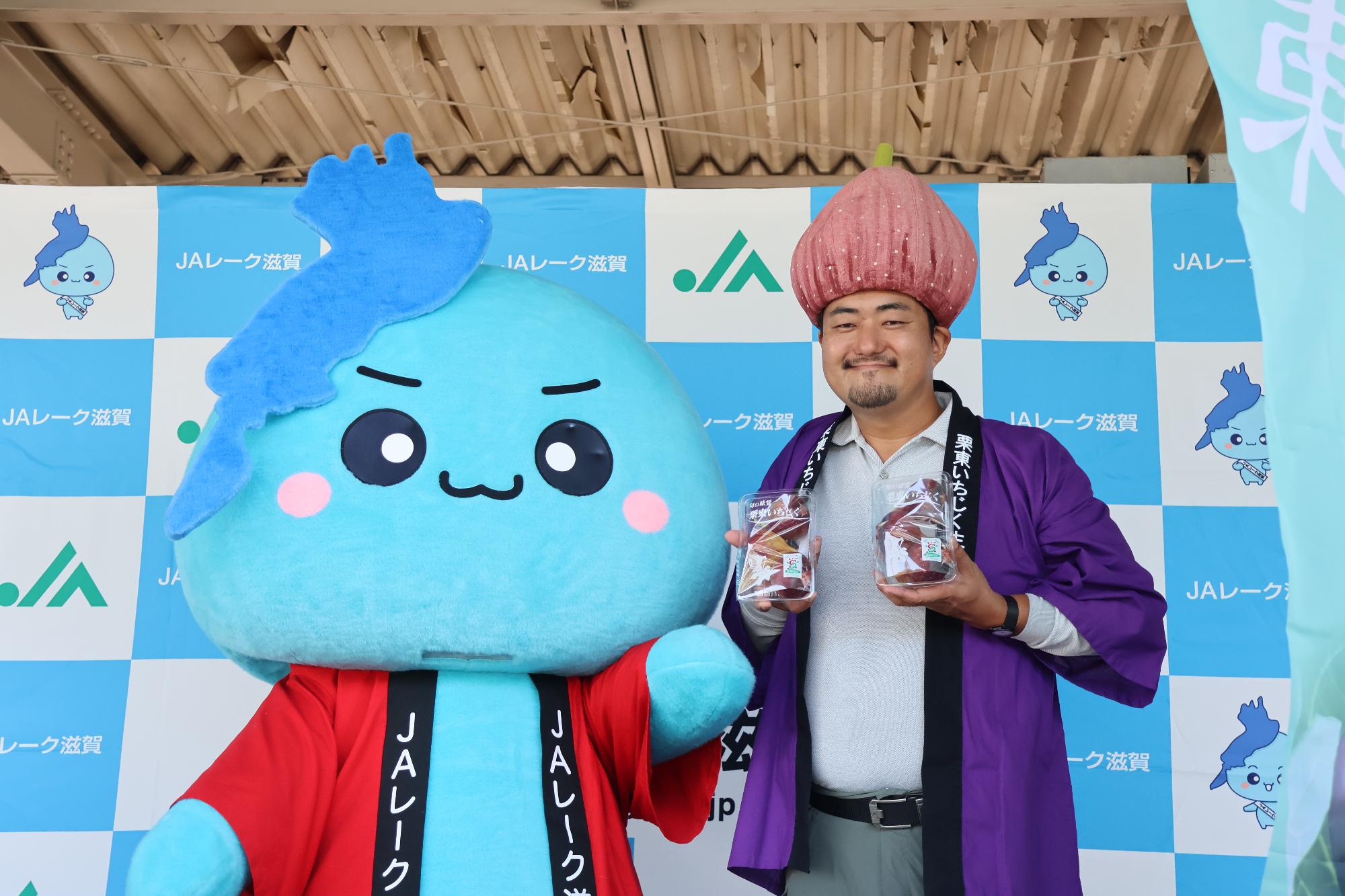 中井さんとびわたんが栗東いちじくをPRしている様子