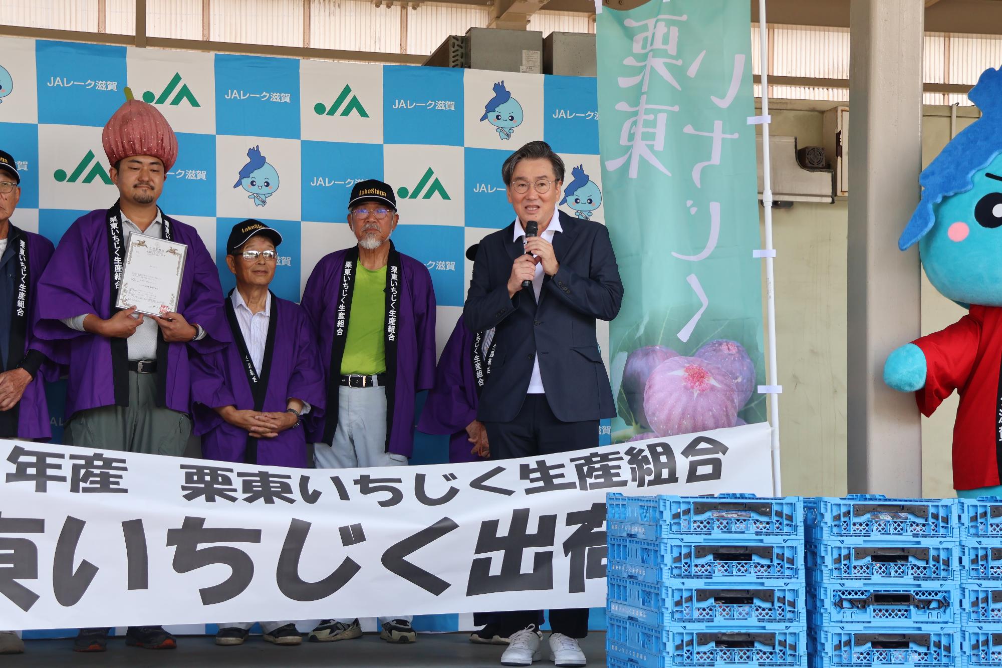 市長が挨拶をしている様子