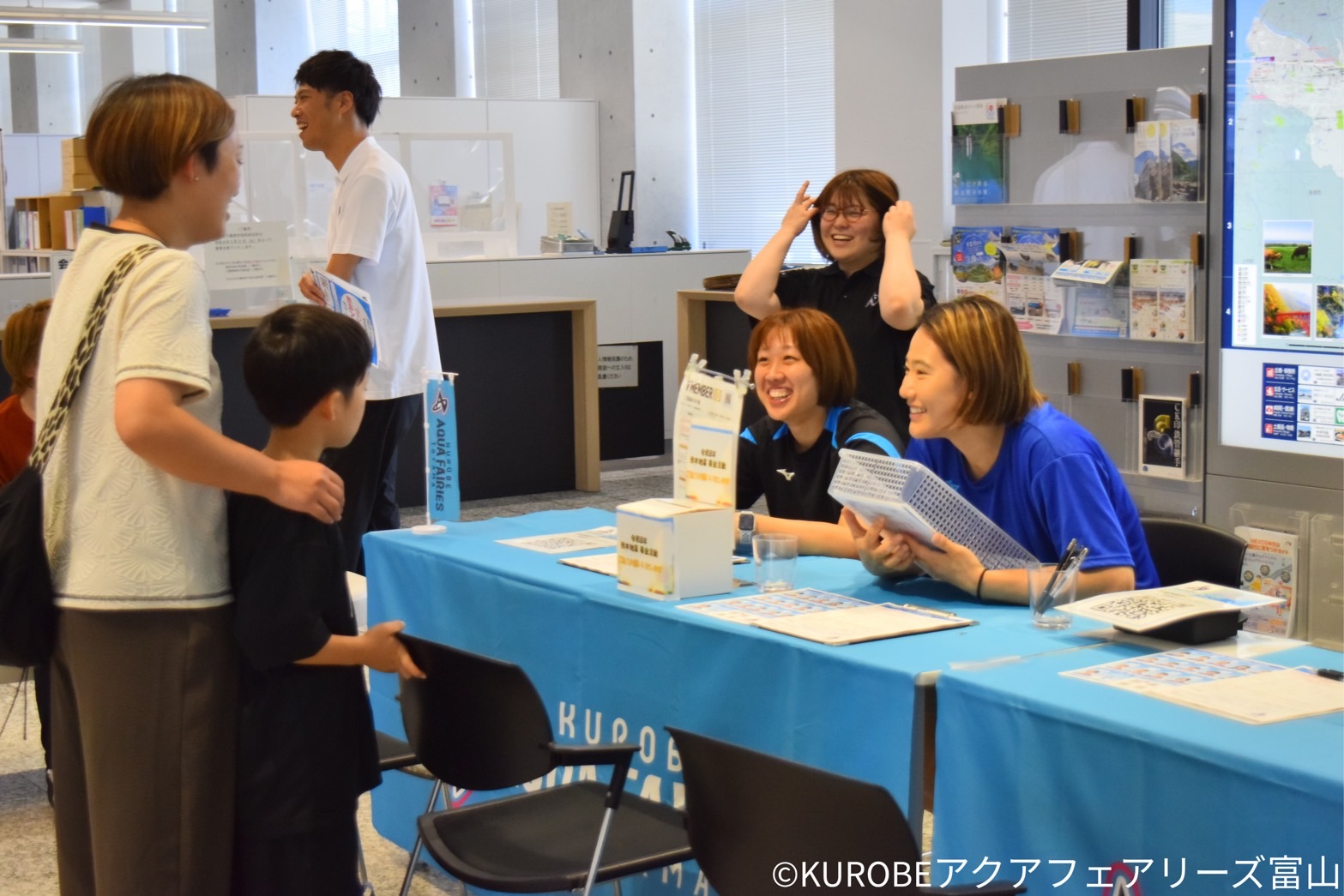 ブースでファンの対応をしている様子