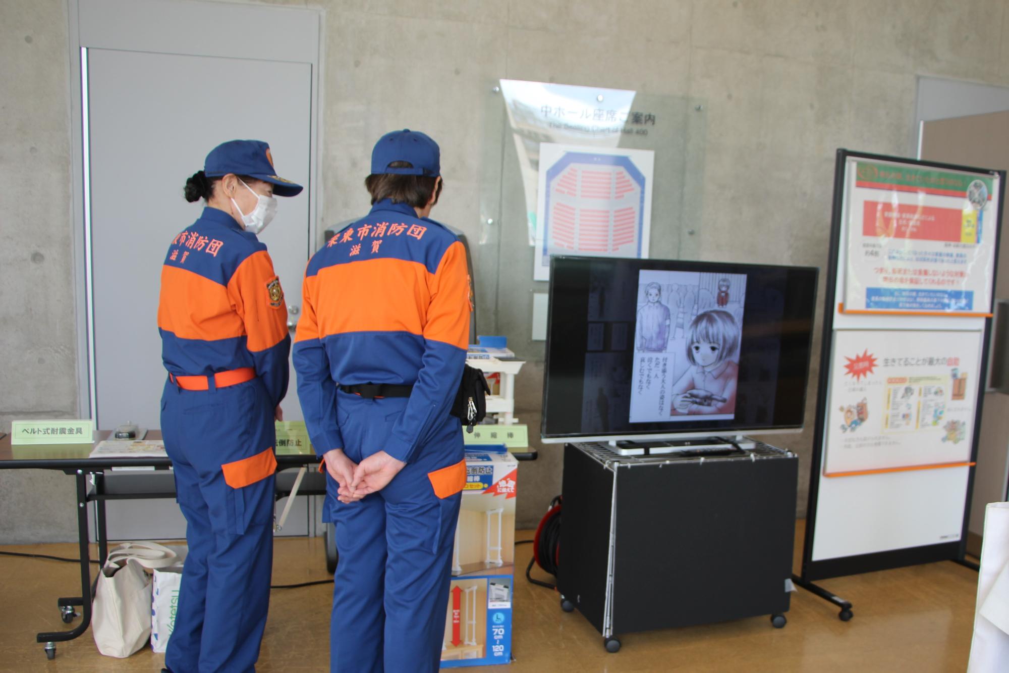 ロビー展示の様子（資料と映像の展示）2