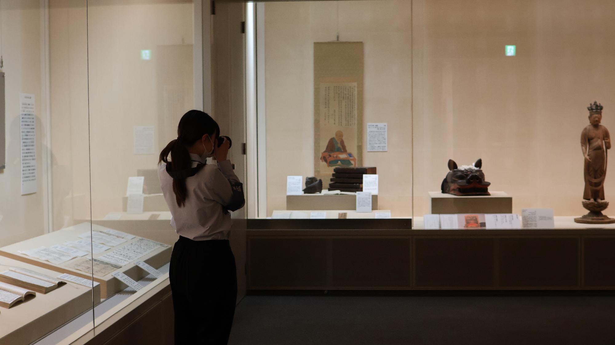 展示品の写真を撮っている姿