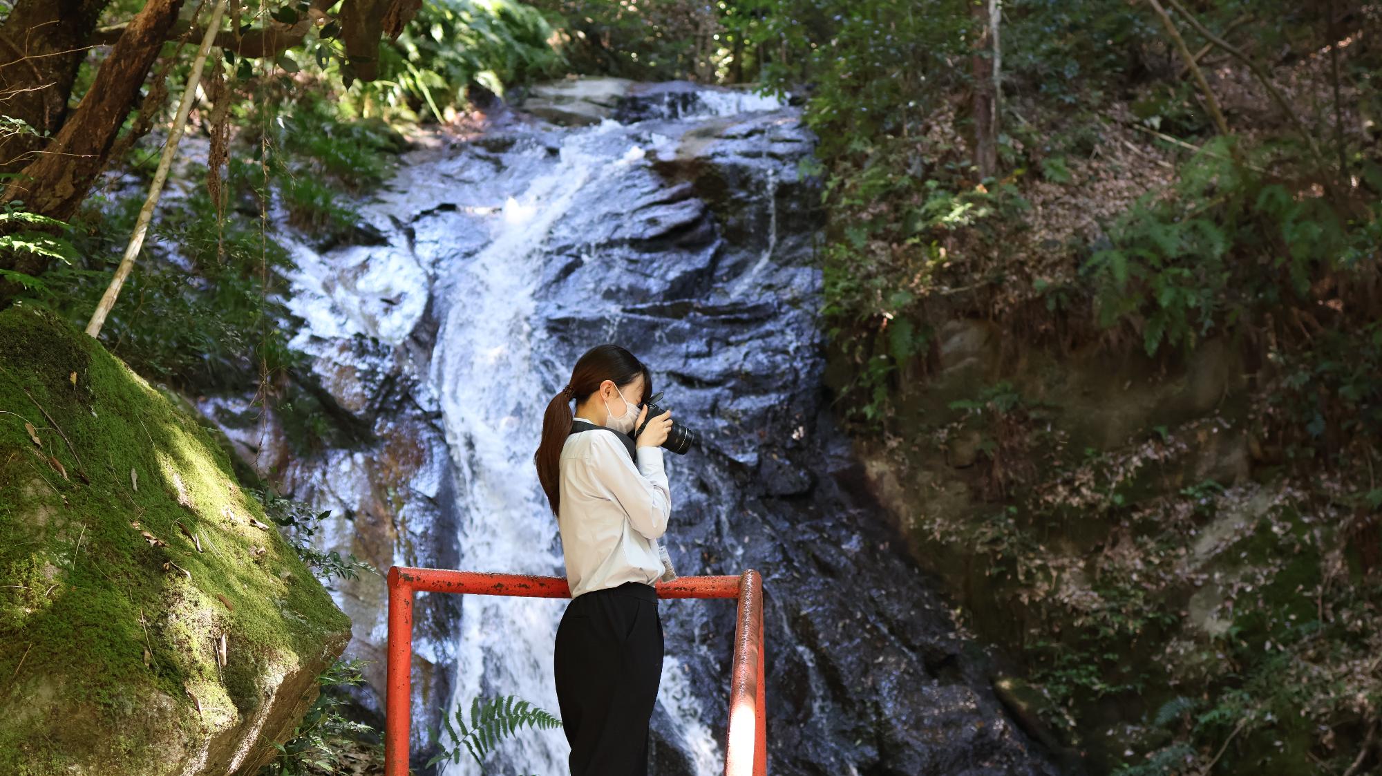 川の写真を撮っている姿