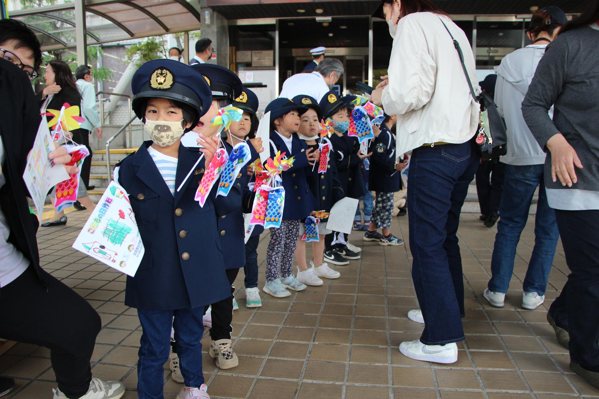 呼びかける子ども達