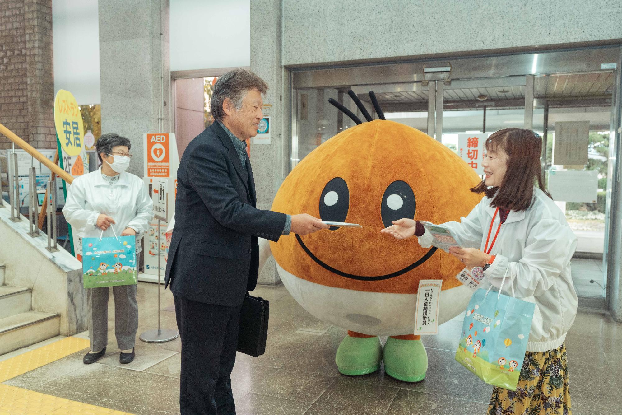 市役所ロビーで啓発活動